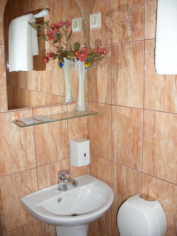 Tvirtove Prie Didziulio Hotell Dėdeliškės Rom bilde